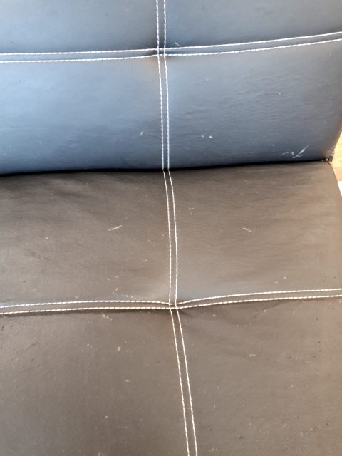 Sovesofa i kunstlæder sort.